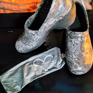 Nursemate Black/Grey Clogs head band and earrings. Note Brand New insoles!